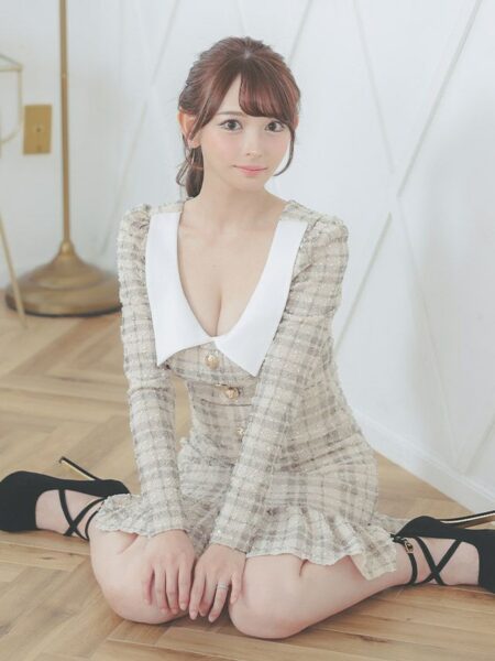大きめ襟デザインと谷間魅せで大人の魅力たっぷり♡