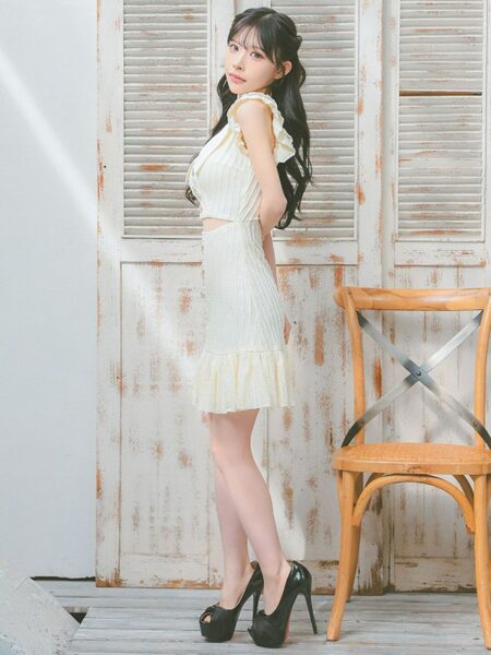 動くたびに揺れる裾フリル♡色っぽさ引き立つウエストカットデザイン