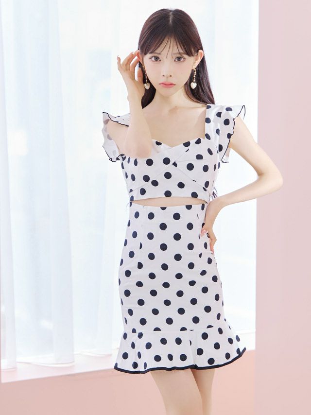ウエストカットが印象的な、涼しげで上品なミニドレス♡