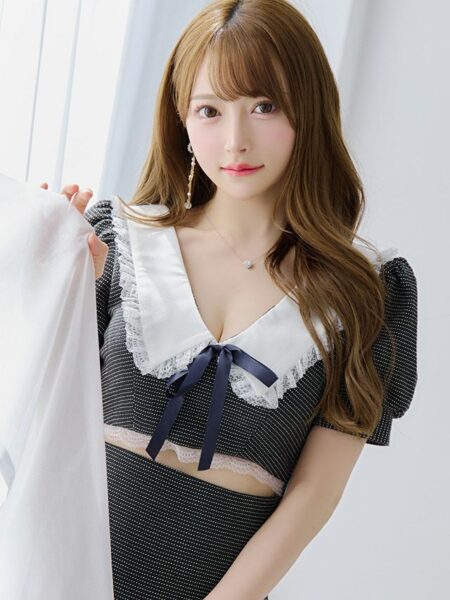 大きめの襟とリボンで甘め大人可愛い♡