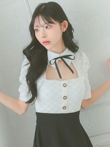 襟デザインが品のある女性に仕立ててくれるミニドレス♡