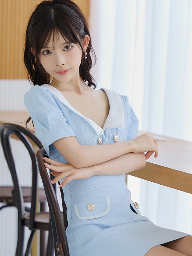 襟デザインでガーリーな印象♡