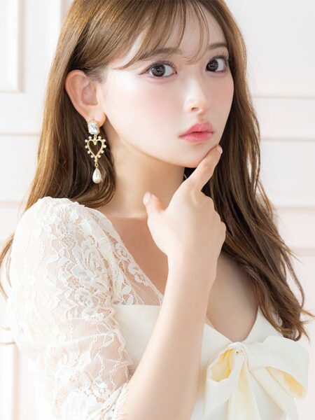 顔まわりを可愛く盛れるポイントアクセ♡