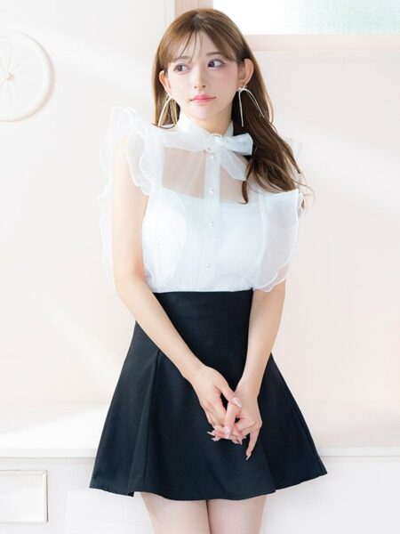 上品レースとブラックスカートで大人可愛い印象に♡