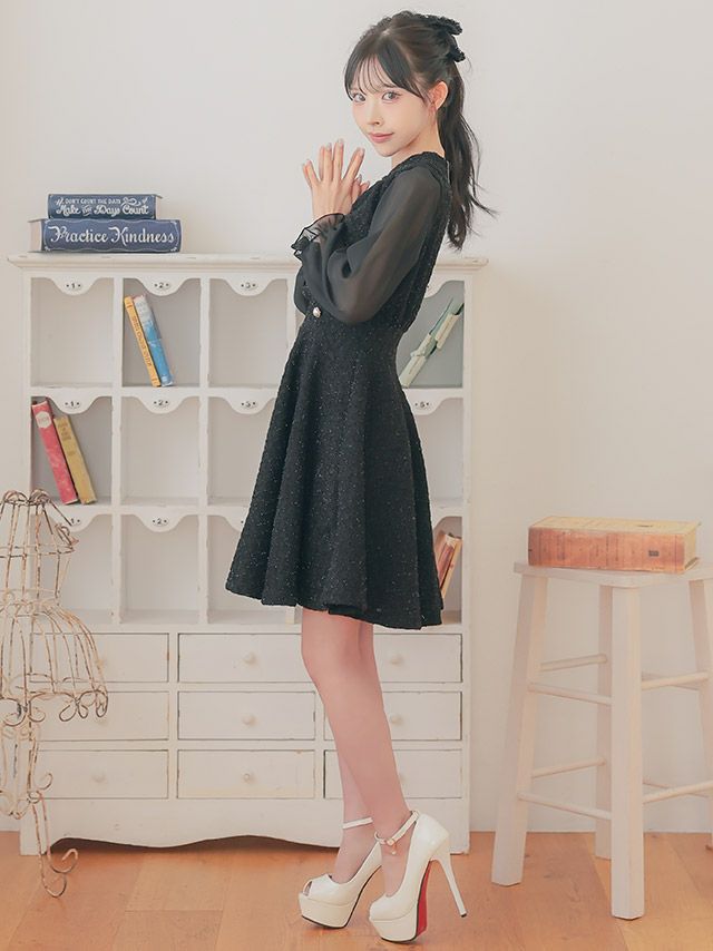 ふんわりパフスリーブがかわいい黒ワンピ♡

