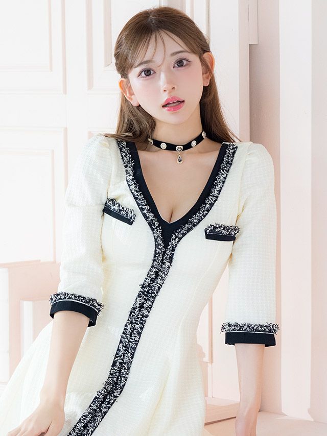清楚なホワイトカラーが華やかさを演出するミニドレス♡