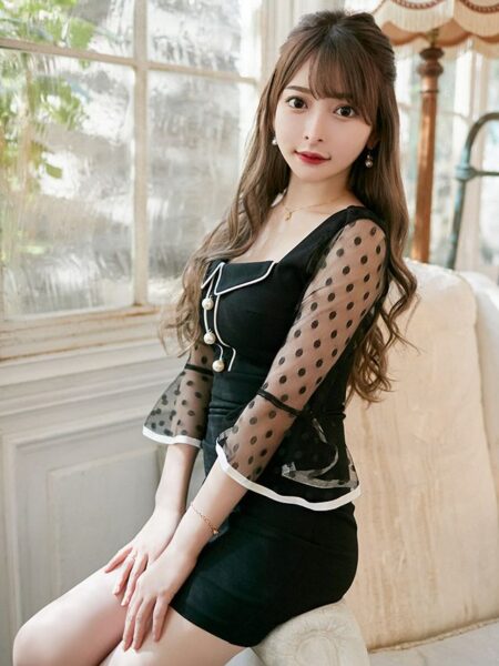 パールボタン襟付きでクラシカルなドレス♡