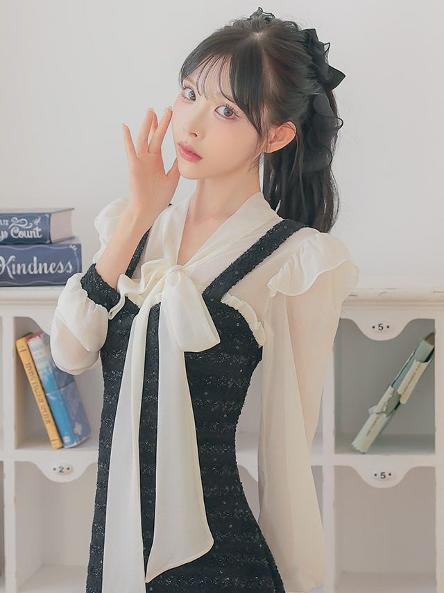 胸元のリボンが印象的なお嬢様風ミニドレス♡