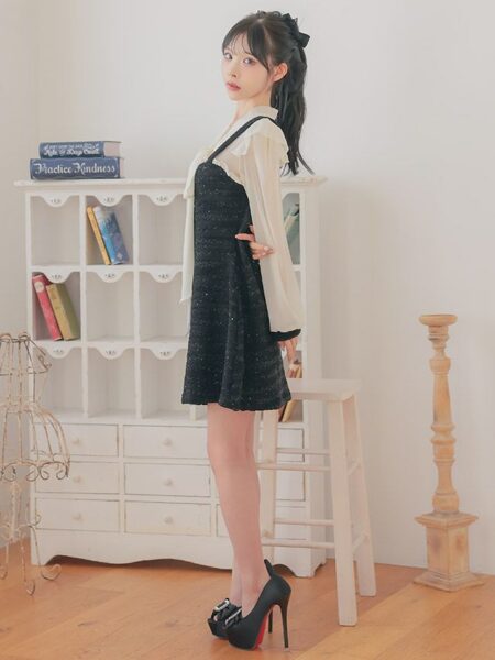 透け感のある袖が上品でクラシカルなドレス♡

