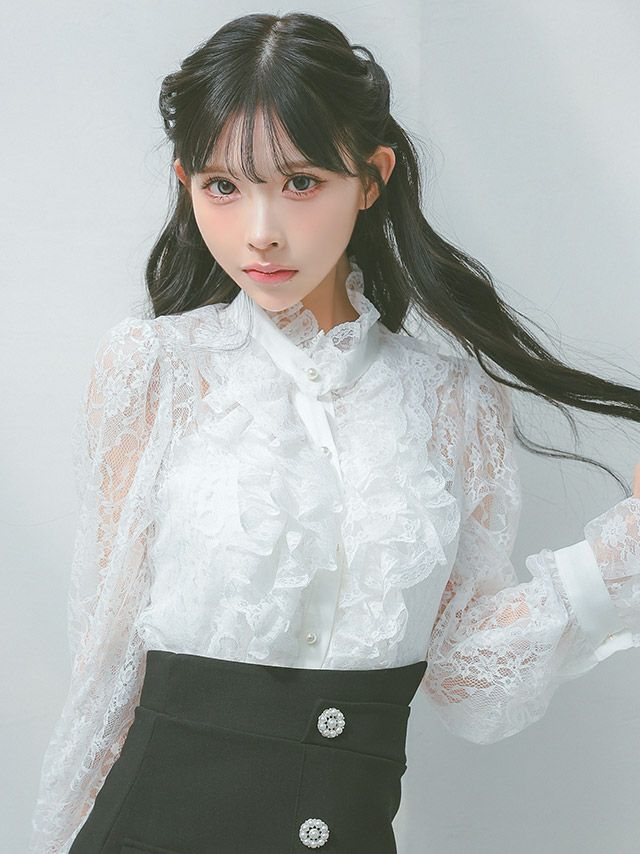 フリル×レースが華やかで清楚な印象のドレス♡