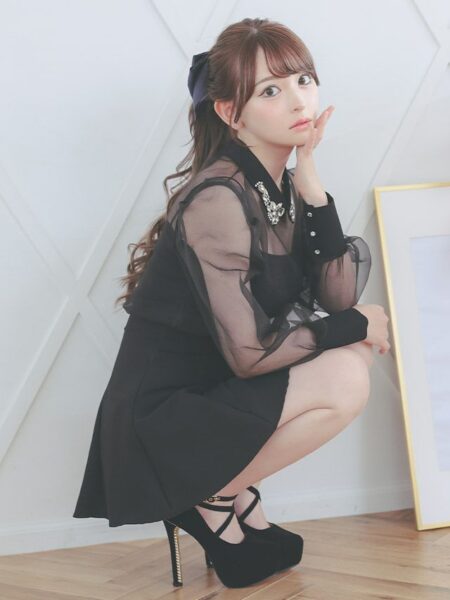 小物次第で雰囲気が変わる着回し抜群なブラックドレス♡
