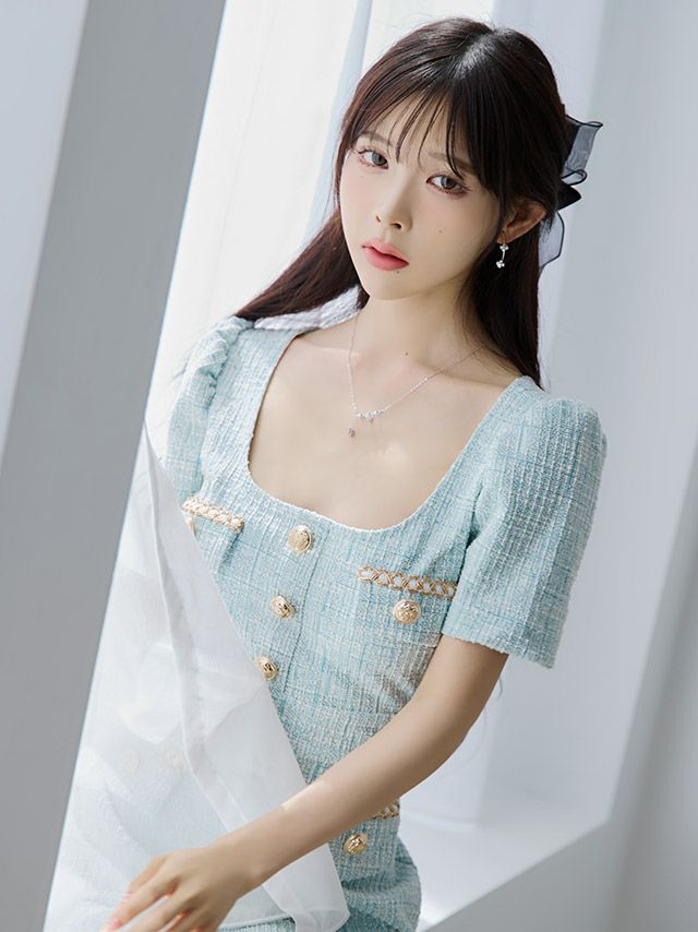 スクエアネックとパフスリーブが上品なブルーワンピ♡