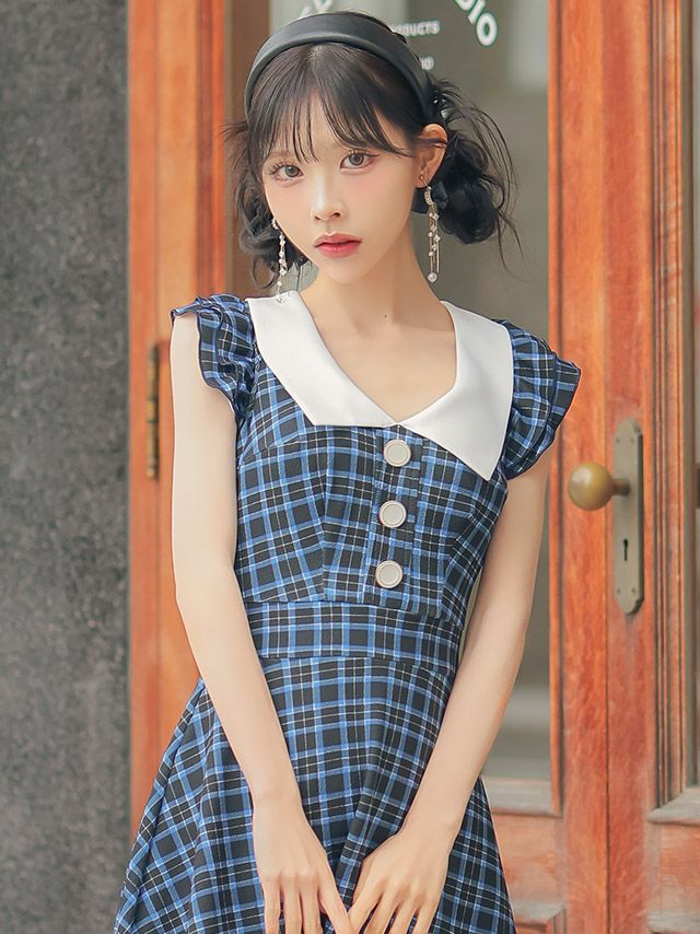深みブルーとチェック柄が映える、襟付きフレアミニドレス♡