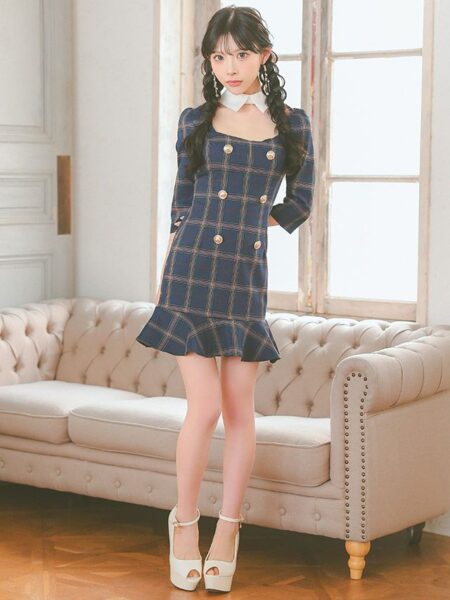 襟付きで顔周りを明るく、ガーリーに締まるタイトミニドレス♡