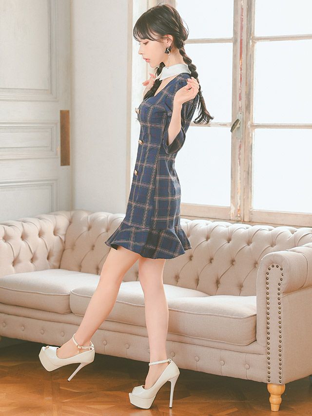きちんと感と色気を両立するチェック襟付きタイトミニドレス♡