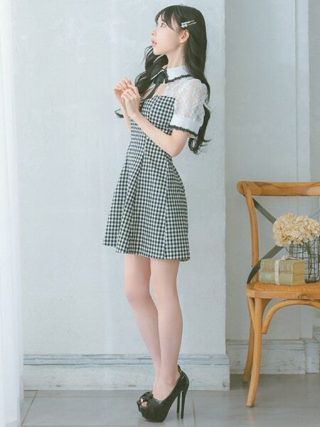 襟デザインで品のある女性になれるギンガムチェックのミニドレス