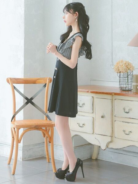 大きく開いたデコルテで盛れ確定のギンガムチェックドレス♡