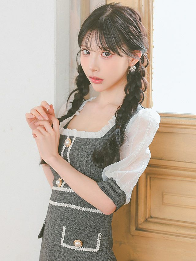パフスリーブで二の腕カバーも叶う上品タイトドレス♡