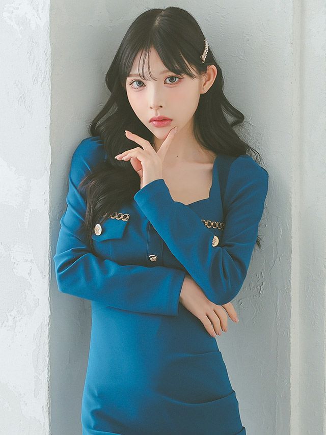 上品な長袖とゴールドボタンが大人の魅力を引き出すドレス♡