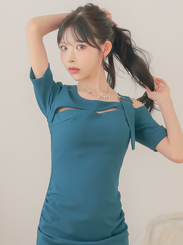 肩あきデザインが涼しげでセクシーなタイトミニドレス♡