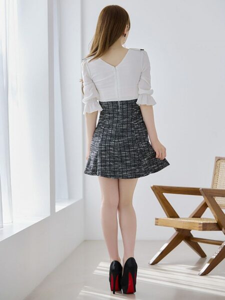 パフスリーブとモノトーンカラーでクラシカルに仕上がるチェックドレス♡