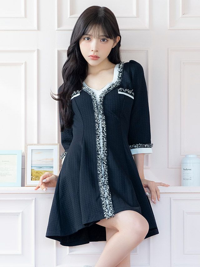 異素材ミックスで上品さ際立つブラックフレアドレス♡