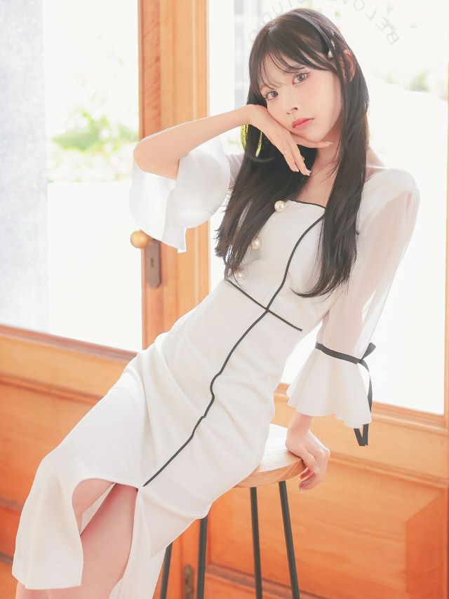 シンプルながらもセクシーに見せるスリット入り膝丈ドレス