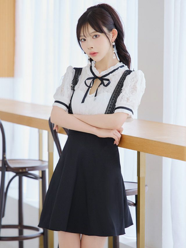 サロペ風デザインとフレアミニで遊び心のある可愛さを演出したドレス♡