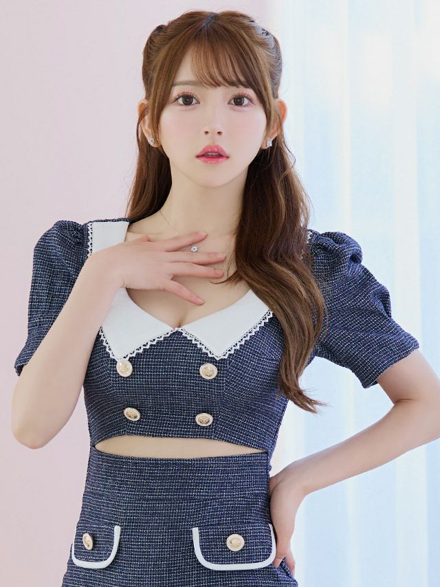 大きな襟でガーリーに見せながらセクシーにもなれるツイードミニドレス