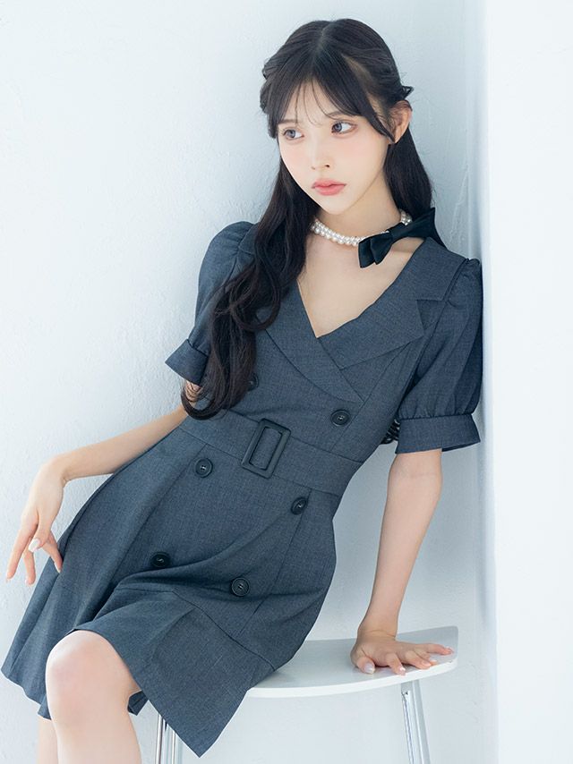 同伴にもきていけるベルト付き襟ミニドレス