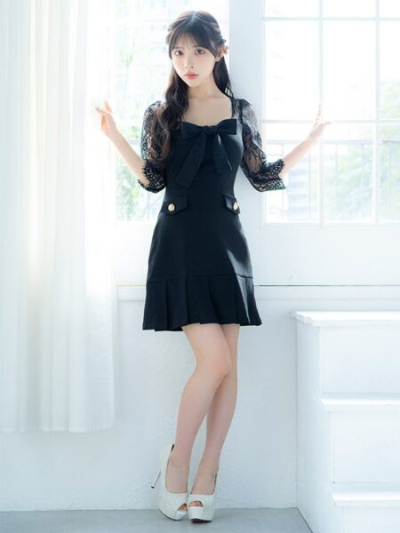 美しい曲線を強調するフリルスカートが華やかドレス♡