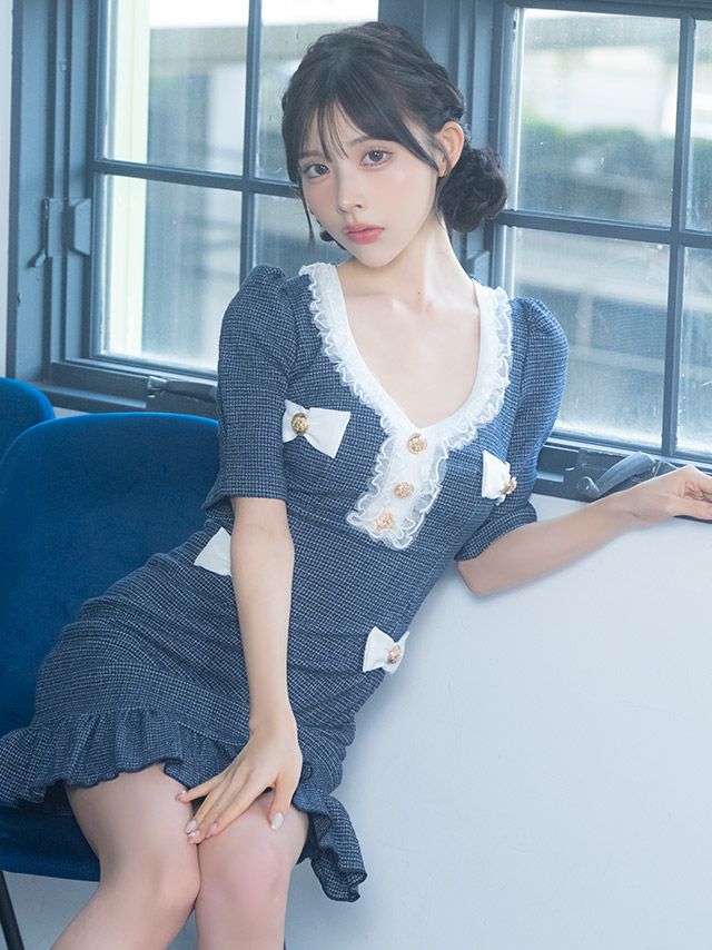 フリルとフェイクポケットのリボンがガーリーなツイードミニドレス