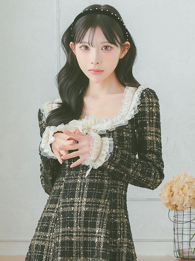 ネックリボンとフリルが華やかなツイード素材の長袖フレアドレス♡