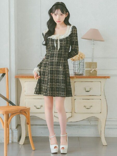 ゴールドがきらめくチェック柄とブラックの組み合わせが映えるツイードドレス♡
