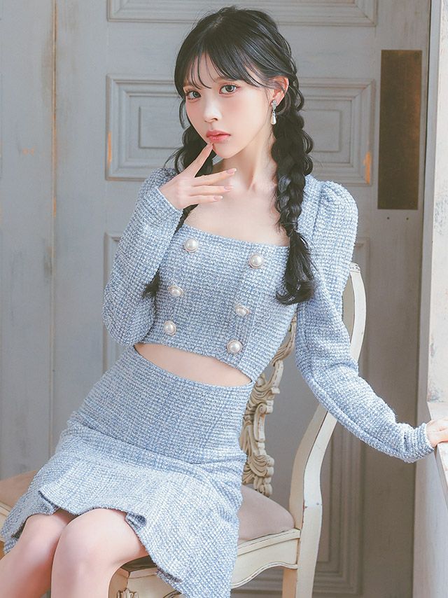 水色とパールボタンの相性が絶妙なツイードミニドレス
