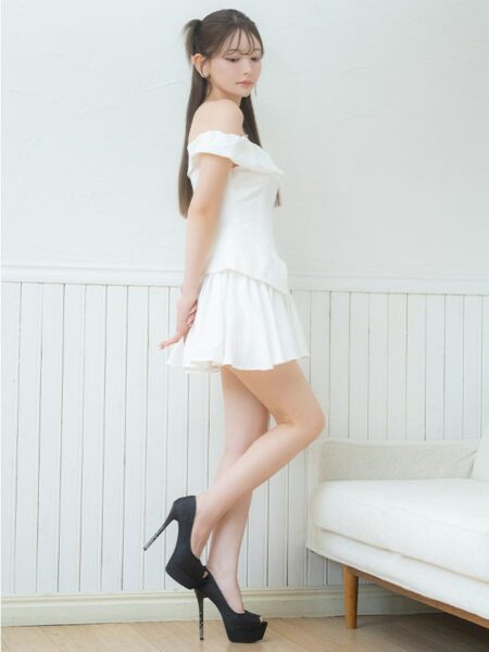 バストジップデザインがセクシーなホワイトセットアップドレス