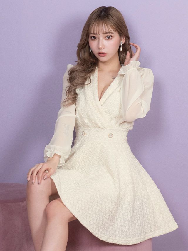 深めのVネックデザインがセクシーなフレアミニドレス