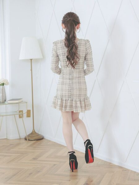 動くたびに揺れるフリルが可愛いマーメイドミニドレス