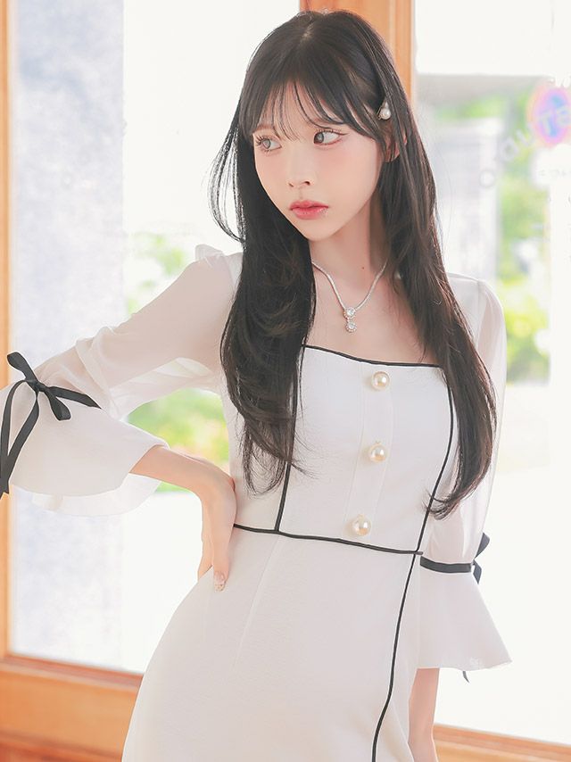 パフスリーブと膝丈タイトで上品に仕上げた、モノトーンホワイトドレス