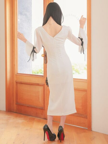 シンプルながらも袖付きタイトと膝丈の絶妙バランスで魅せるホワイトモノトーンドレス