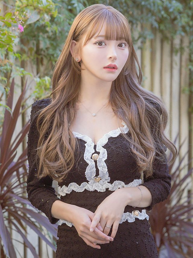 ゴールドボタンが映える上品モノトーンニットキャバドレス。落ち着いた大人の華やかさを演出。