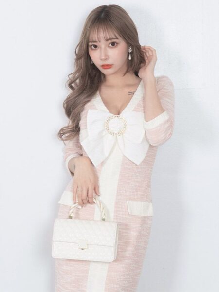 ピンクと大きなリボンとツイードデザインがガーリーな膝丈ドレス