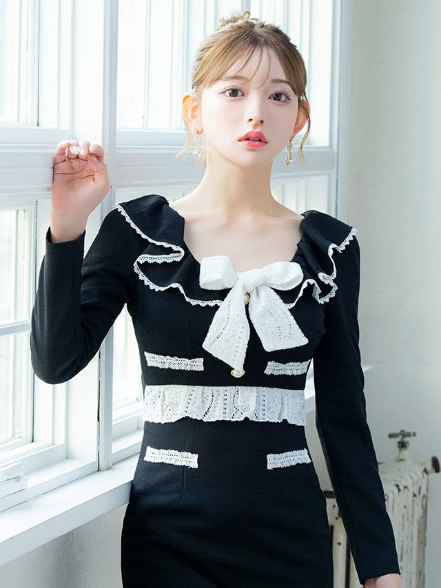 モノトーンで上品に仕上げた長袖キャバドレス。レースとフリルで大人の色気をプラス。