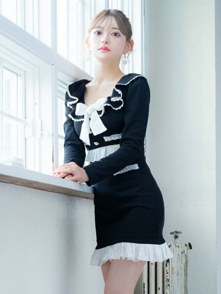 クラシカルなパイピングデザインが印象的なブラックドレス。可憐さと艶っぽさを両立。