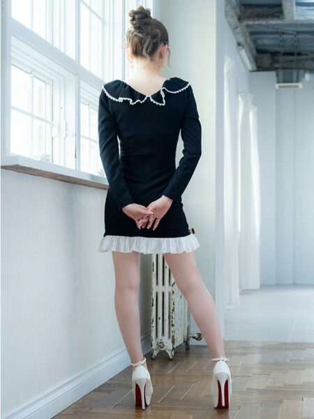 レース袖×フリル裾の上品モノトーンキャバドレス。洗練された女性らしさを引き出す一着。