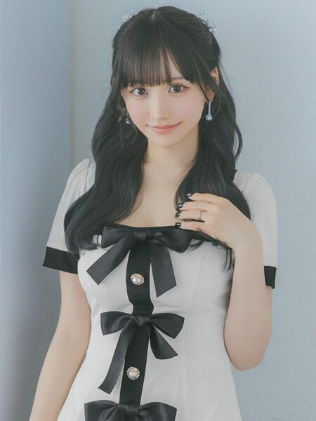 大きねリボンが可愛いホワイトミニドレス