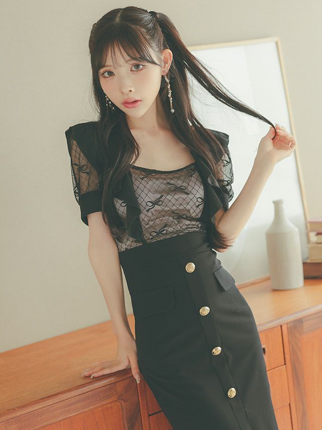 フリルとリボンが華やかなシアートップスに、ウエスト切替とフロントスリットでセクシーさをプラスした膝丈タイトドレス