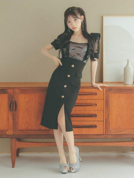 大人っぽい膝丈タイトに、シアー素材のフリルリボントップスが映えるエレガントなドレス