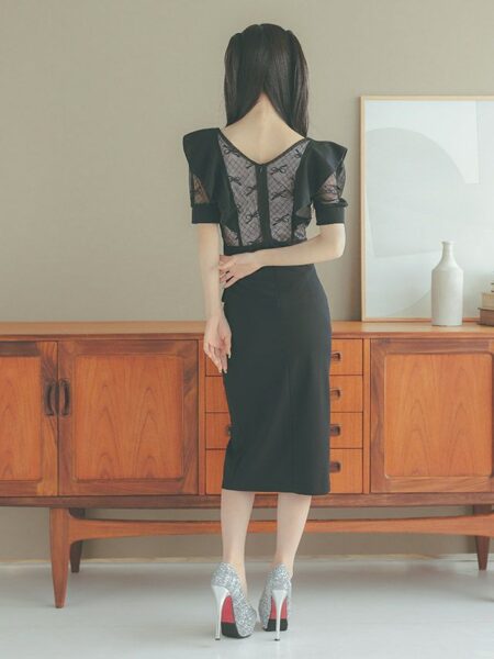 フロントスリットで足元を美しく見せ、ウエスト切替でスタイルアップできるシアーリボンタイトドレス