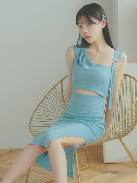 ミントカラーで爽やかな印象になるノースリーブ膝丈ドレス